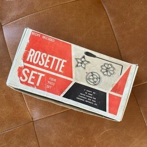Vintage collectors item - festive Rosette cookie cutters - set of 3  + handle